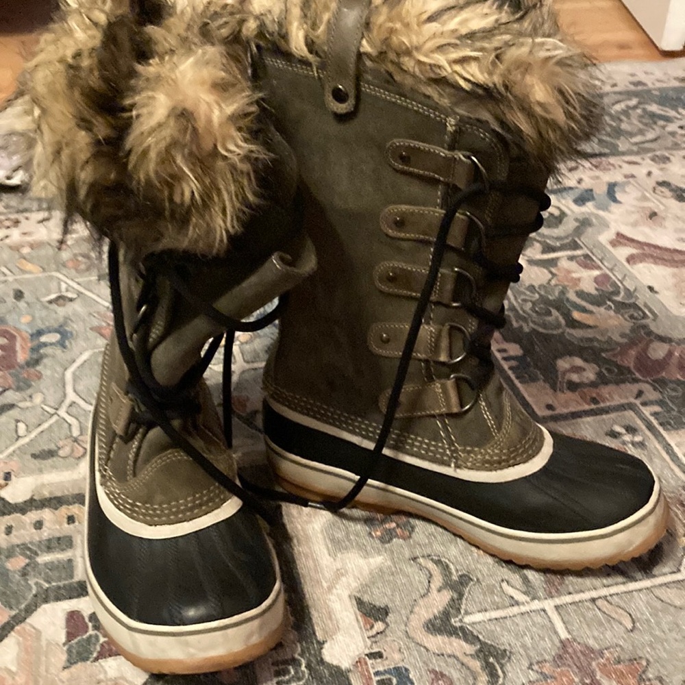 SOREL Joan of Arc Snow Boot Fur size 8 - Dark Olive Green suede - barely worn